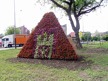 Piramida u zbiegu ulicy Piątkowskiej i Alei Armii Krajowej (foto3)